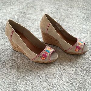 Toms wedge summery shoes.  Beige Tweed material with embroidered accents.